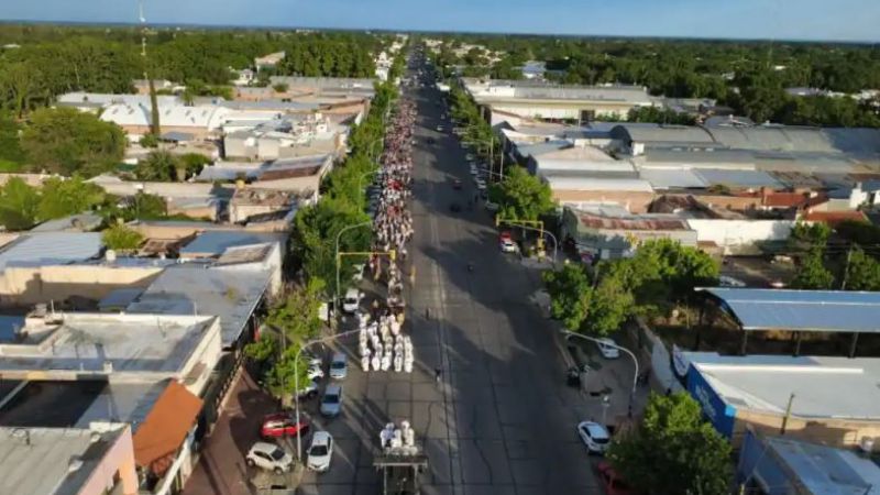 En fotos: por el centro se realizó la procesión por San Rafael Arcángel